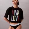 Marc Hundley Pride Viva Love kort och avslappnad T-shirt Marc Hundley Pride Viva Love kort och avslappnad T-shirt