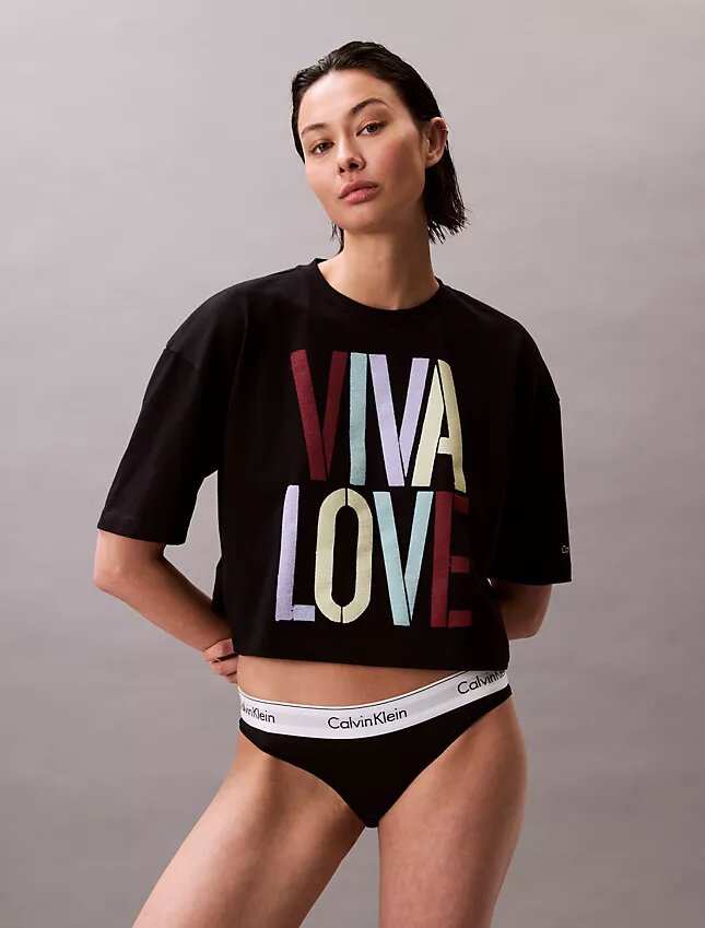 Marc Hundley Pride Viva Love kort och avslappnad T-shirt Marc Hundley Pride Viva Love kort och avslappnad T-shirt