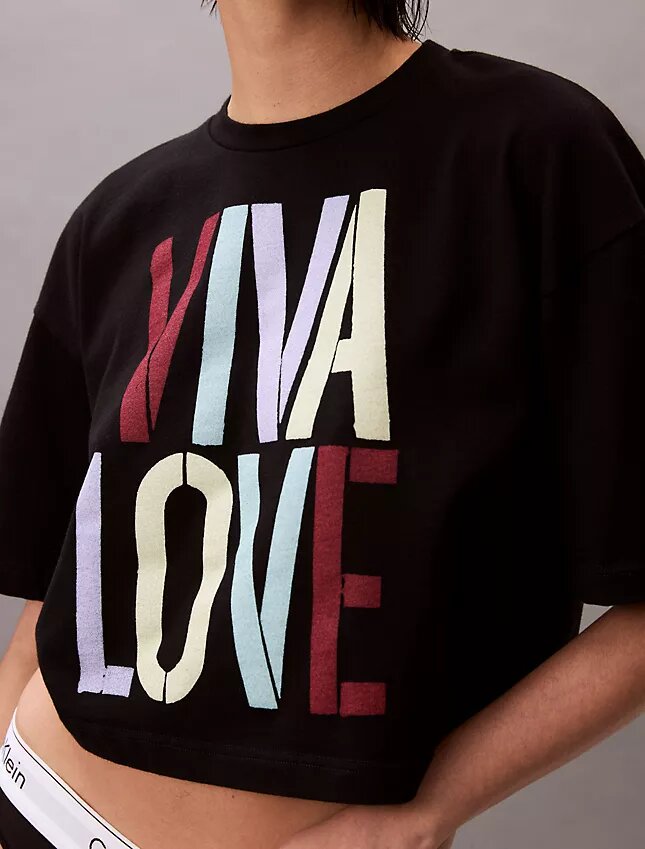 Marc Hundley Pride Viva Love kort och avslappnad T-shirt Marc Hundley Pride Viva Love kort och avslappnad T-shirt