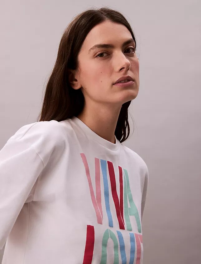 Marc Hundley Pride Viva Love kort och avslappnad T-shirt Marc Hundley Pride Viva Love kort och avslappnad T-shirt