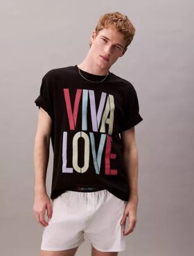 Marc Hundley Pride Viva Love T-shirt med avslappnad passform