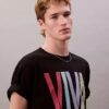 Marc Hundley Pride Viva Love T-shirt med avslappnad passform Marc Hundley Pride Viva Love T-shirt med avslappnad passform