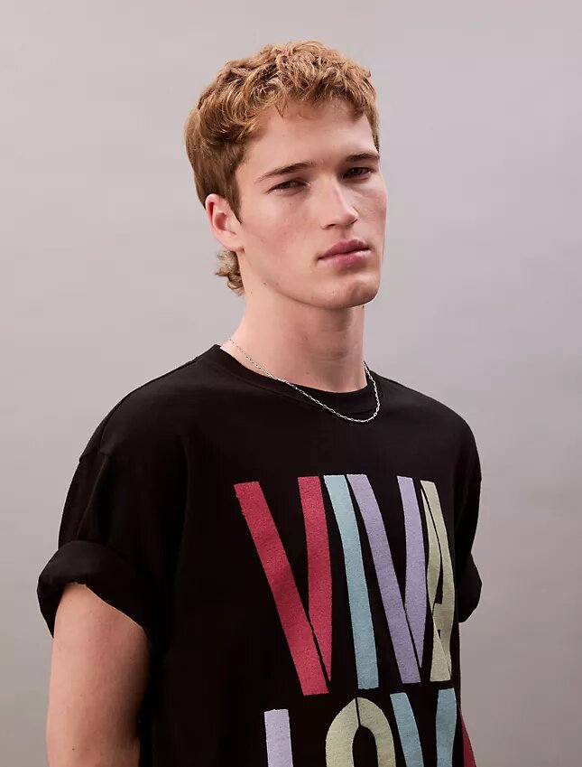Marc Hundley Pride Viva Love T-shirt med avslappnad passform Marc Hundley Pride Viva Love T-shirt med avslappnad passform