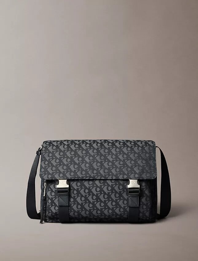 Messenger-väska med Monogram-mönster över hela ytan Messenger-väska med Monogram-mönster över hela ytan