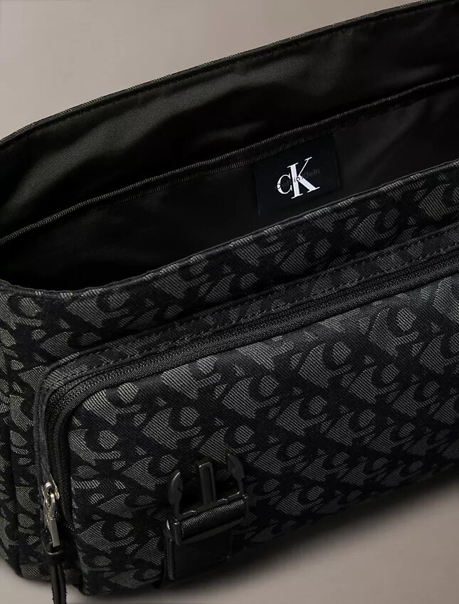 Messenger-väska med Monogram-mönster över hela ytan Messenger-väska med Monogram-mönster över hela ytan