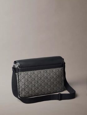 Messengerväska med emblem i jacquard