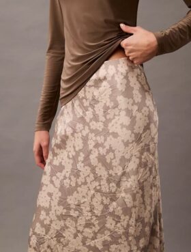 Midi-kjol i krossad satin med tryck Midi-kjol i krossad satin med tryck