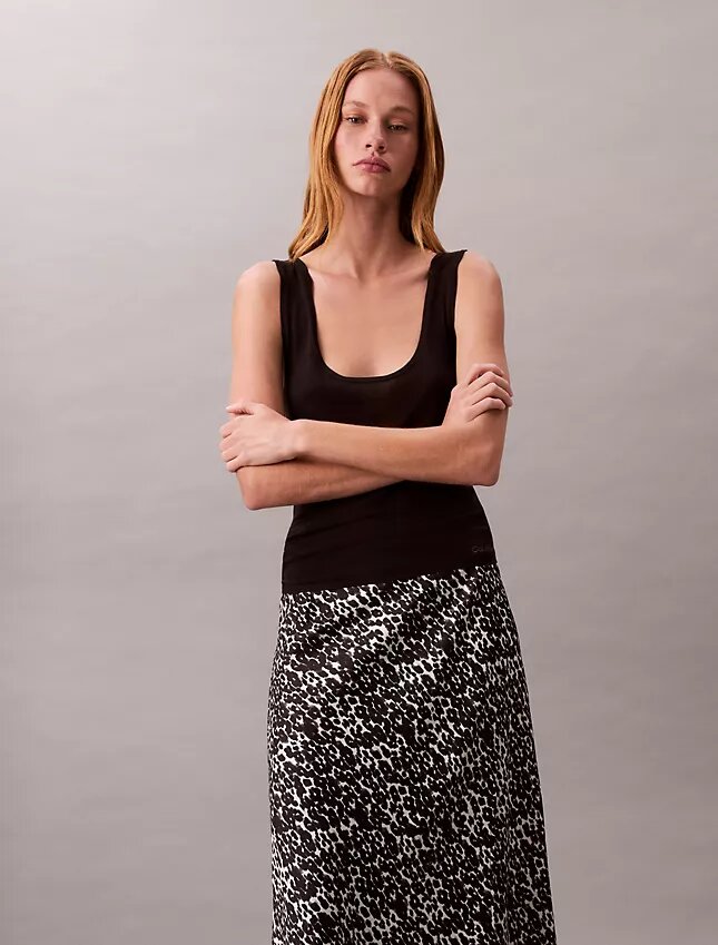 Midi-kjol i mönstrad satin Midi-kjol i mönstrad satin