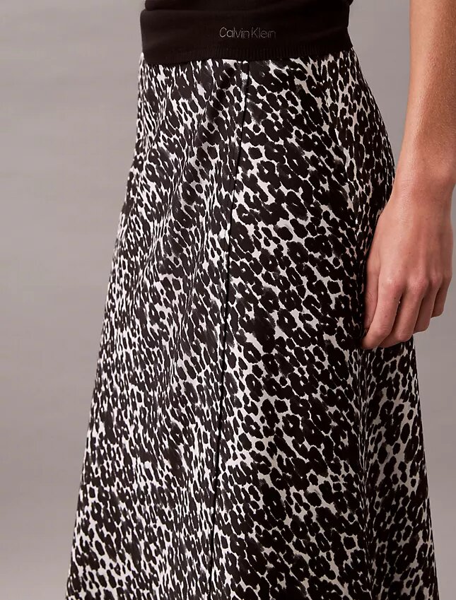 Midi-kjol i mönstrad satin Midi-kjol i mönstrad satin
