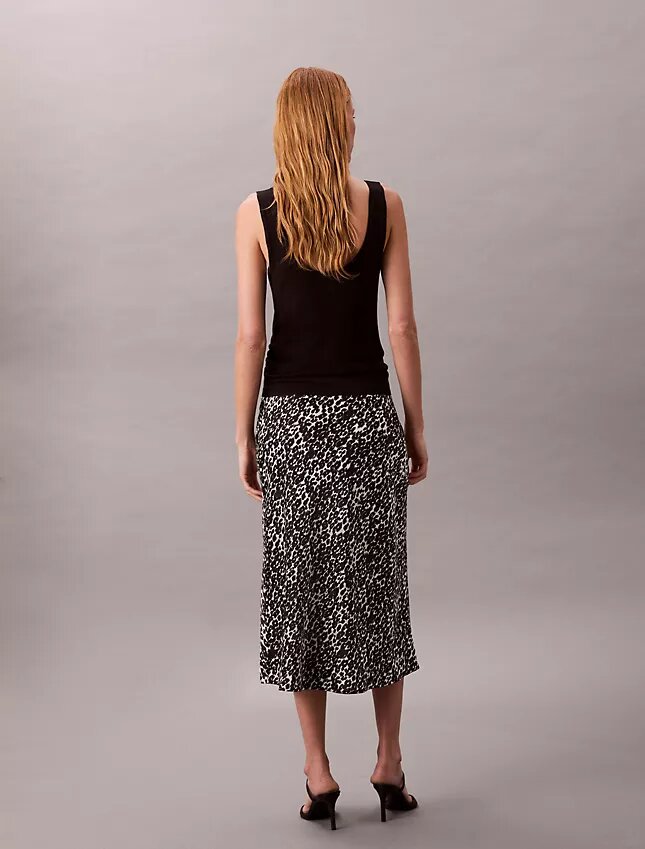Midi-kjol i mönstrad satin Midi-kjol i mönstrad satin