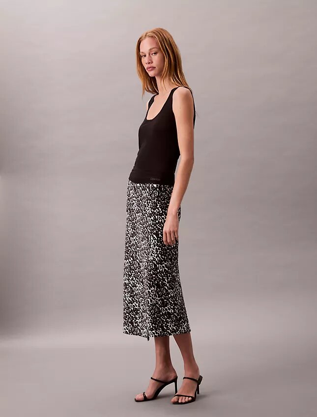 Midi-kjol i mönstrad satin Midi-kjol i mönstrad satin