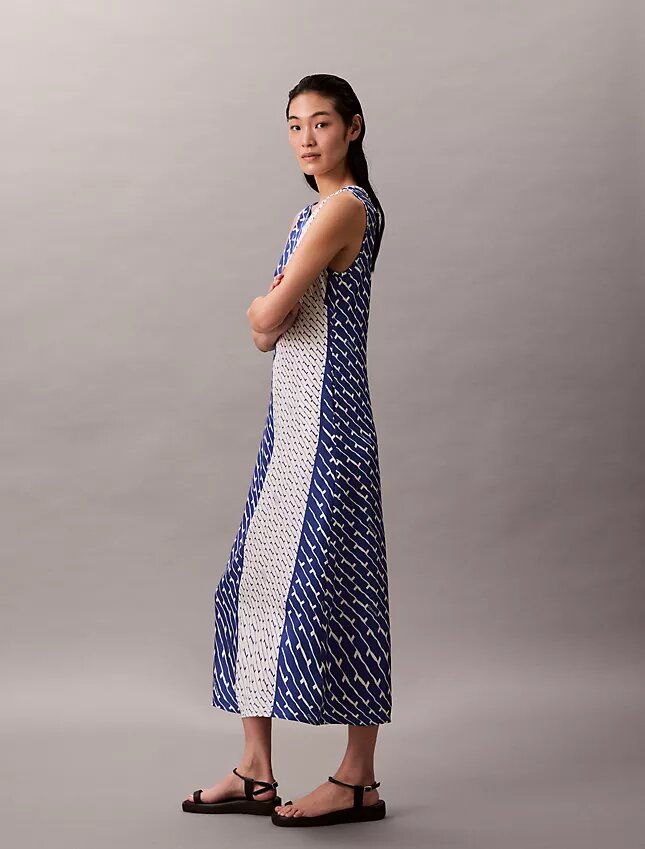 Midi-klänning i tryckt viskos-twill Midi-klänning i tryckt viskos-twill