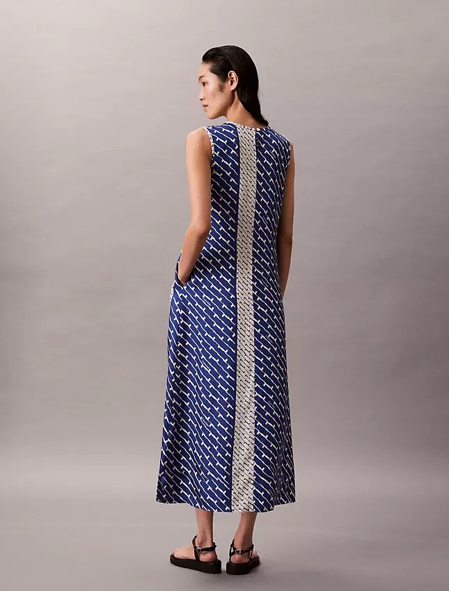 Midi-klänning i tryckt viskos-twill Midi-klänning i tryckt viskos-twill