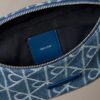 Midjeväska i denim med emblem-logotyp över hela ytan Midjeväska i denim med emblem-logotyp över hela ytan