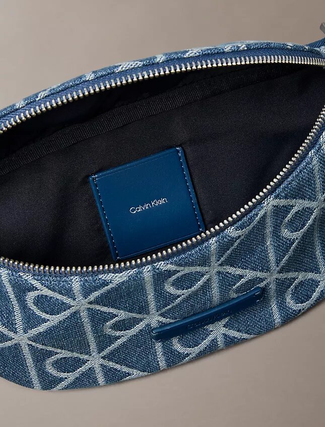 Midjeväska i denim med emblem-logotyp över hela ytan Midjeväska i denim med emblem-logotyp över hela ytan