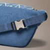 Midjeväska i denim med emblem-logotyp över hela ytan Midjeväska i denim med emblem-logotyp över hela ytan