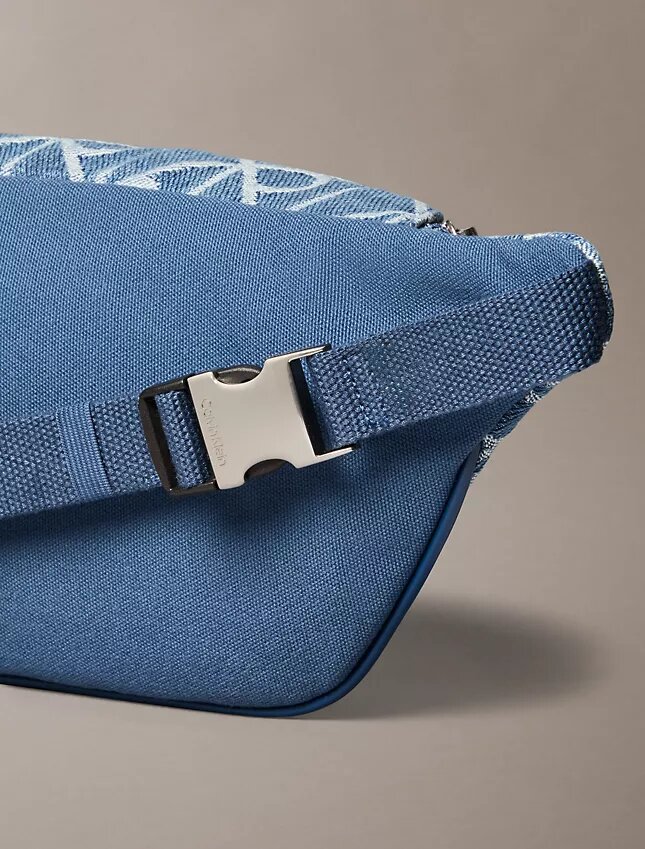 Midjeväska i denim med emblem-logotyp över hela ytan Midjeväska i denim med emblem-logotyp över hela ytan