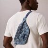 Midjeväska i denim med emblem-logotyp över hela ytan Midjeväska i denim med emblem-logotyp över hela ytan