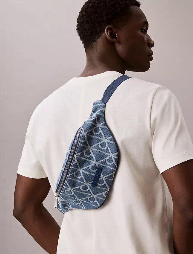 Midjeväska i denim med emblem-logotyp över hela ytan Midjeväska i denim med emblem-logotyp över hela ytan
