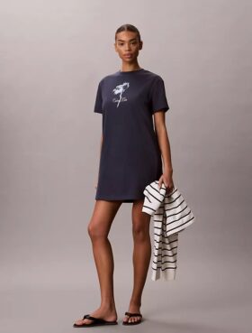 Mini-T-shirtklänning med blommönster Mini-T-shirtklänning med blommönster