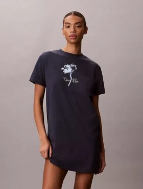 Mini-T-shirtklänning med blommönster Mini-T-shirtklänning med blommönster