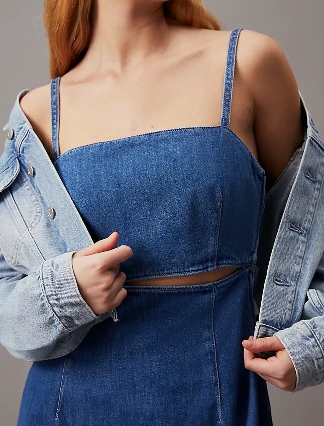 Miniklänning i denim med utskärningar Miniklänning i denim med utskärningar