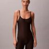 Minimalistisk bodysuit i mesh som slutar vid mitten av låret Minimalistisk bodysuit i mesh som slutar vid mitten av låret