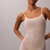Minimalistisk bodysuit i mesh som slutar vid mitten av låret Minimalistisk bodysuit i mesh som slutar vid mitten av låret