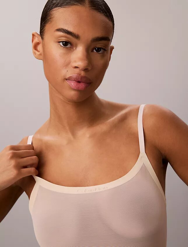 Minimalistisk bodysuit i mesh som slutar vid mitten av låret Minimalistisk bodysuit i mesh som slutar vid mitten av låret