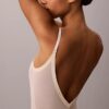 Minimalistisk bodysuit i mesh som slutar vid mitten av låret Minimalistisk bodysuit i mesh som slutar vid mitten av låret