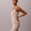Minimalistisk bodysuit i mesh som slutar vid mitten av låret Minimalistisk bodysuit i mesh som slutar vid mitten av låret
