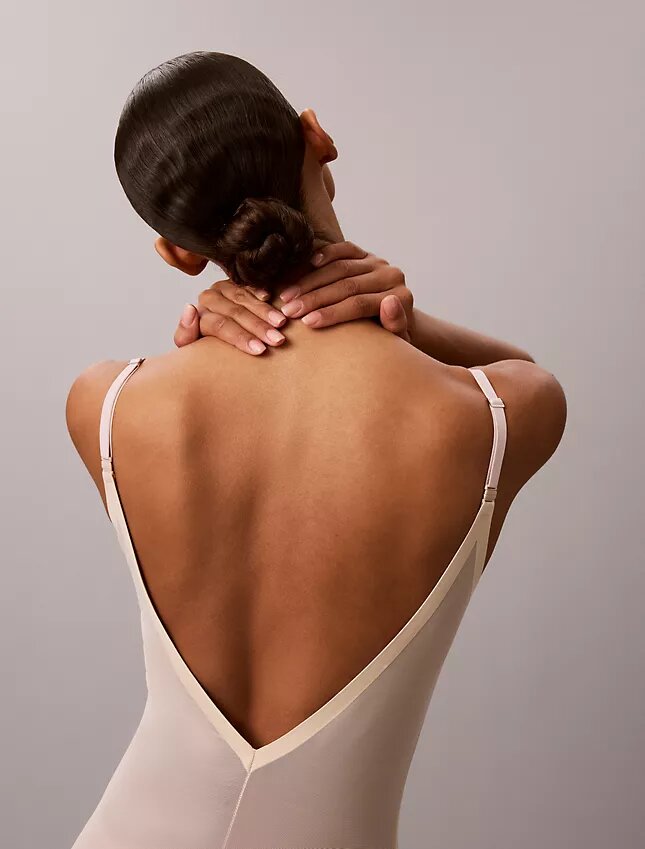 Minimalistisk bodysuit i mesh som slutar vid mitten av låret Minimalistisk bodysuit i mesh som slutar vid mitten av låret