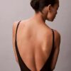 Minimalistisk bodysuit i mesh som slutar vid mitten av låret Minimalistisk bodysuit i mesh som slutar vid mitten av låret