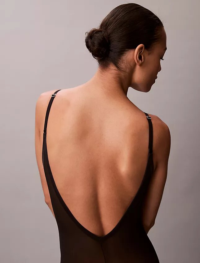 Minimalistisk bodysuit i mesh som slutar vid mitten av låret Minimalistisk bodysuit i mesh som slutar vid mitten av låret