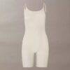 Minimalistisk bodysuit i mesh som slutar vid mitten av låret Minimalistisk bodysuit i mesh som slutar vid mitten av låret