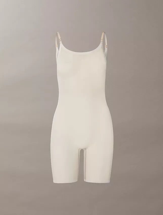 Minimalistisk bodysuit i mesh som slutar vid mitten av låret Minimalistisk bodysuit i mesh som slutar vid mitten av låret