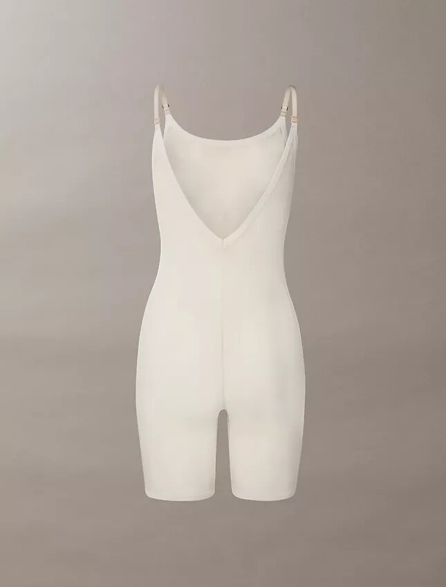 Minimalistisk bodysuit i mesh som slutar vid mitten av låret Minimalistisk bodysuit i mesh som slutar vid mitten av låret