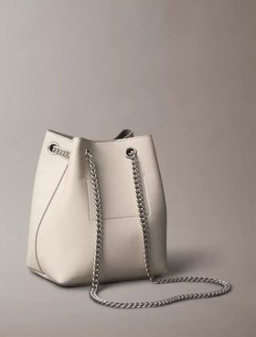 Minimalistisk bucket bag med Monogram