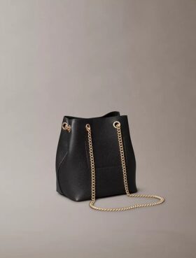Minimalistisk bucket bag med Monogram