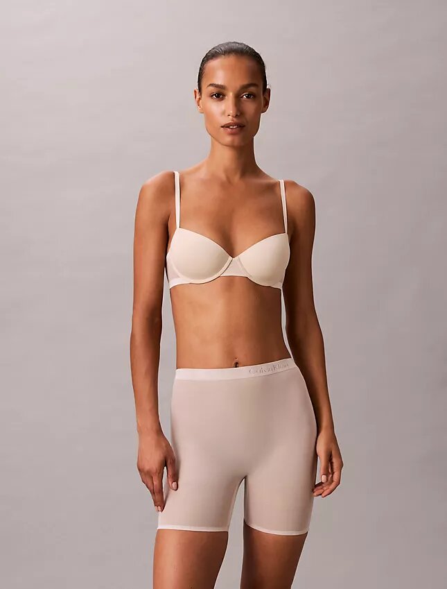 Minimalistiska boyshorts med nederrygg i mesh Minimalistiska boyshorts med nederrygg i mesh