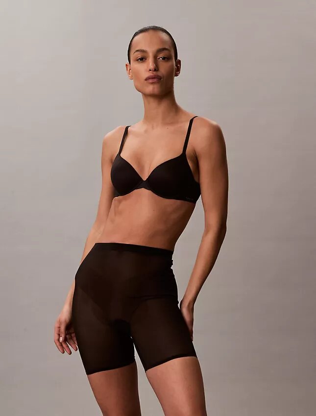 Minimalistiska boyshorts med nederrygg i mesh Minimalistiska boyshorts med nederrygg i mesh