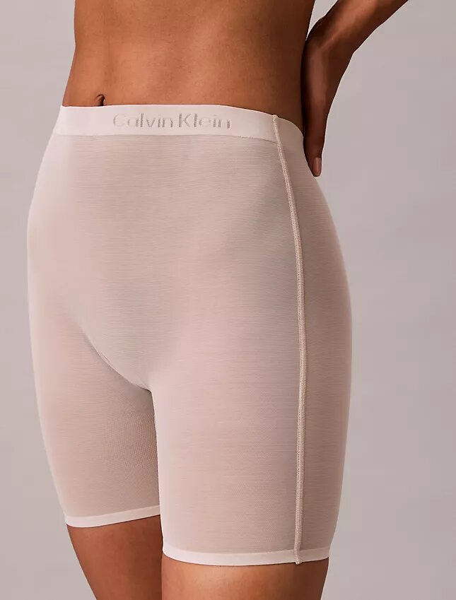 Minimalistiska boyshorts med nederrygg i mesh Minimalistiska boyshorts med nederrygg i mesh