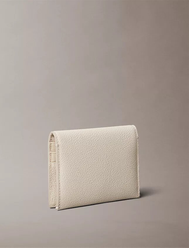 Minimalistiskt kortfodral med Monogram Minimalistiskt kortfodral med Monogram