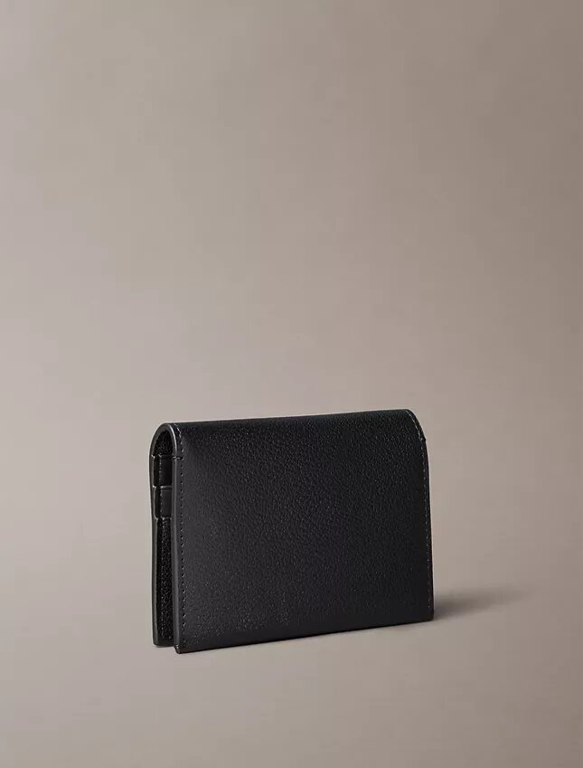 Minimalistiskt kortfodral med Monogram Minimalistiskt kortfodral med Monogram