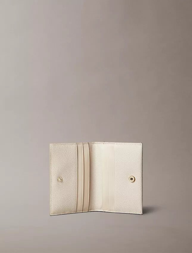 Minimalistiskt kortfodral med Monogram Minimalistiskt kortfodral med Monogram