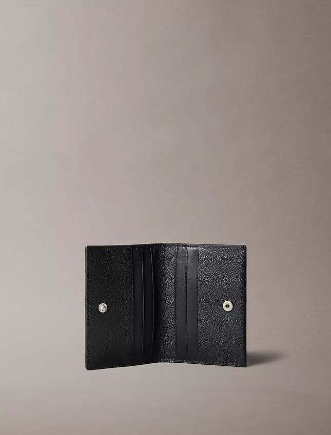 Minimalistiskt kortfodral med Monogram Minimalistiskt kortfodral med Monogram