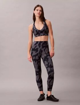 Mjuka sportleggings med abstrakt tryck och 7/8-längd