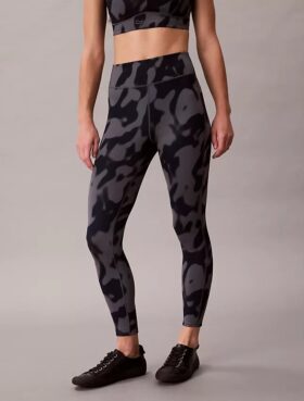 Mjuka sportleggings med abstrakt tryck och 7/8-längd
