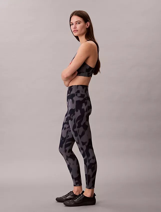 Mjuka sportleggings med abstrakt tryck och 7/8-längd Mjuka sportleggings med abstrakt tryck och 7/8-längd
