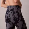 Mjuka sportleggings med abstrakt tryck och 7/8-längd Mjuka sportleggings med abstrakt tryck och 7/8-längd